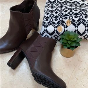 New in box Adrienne Vittadini Brown Ankle Boots